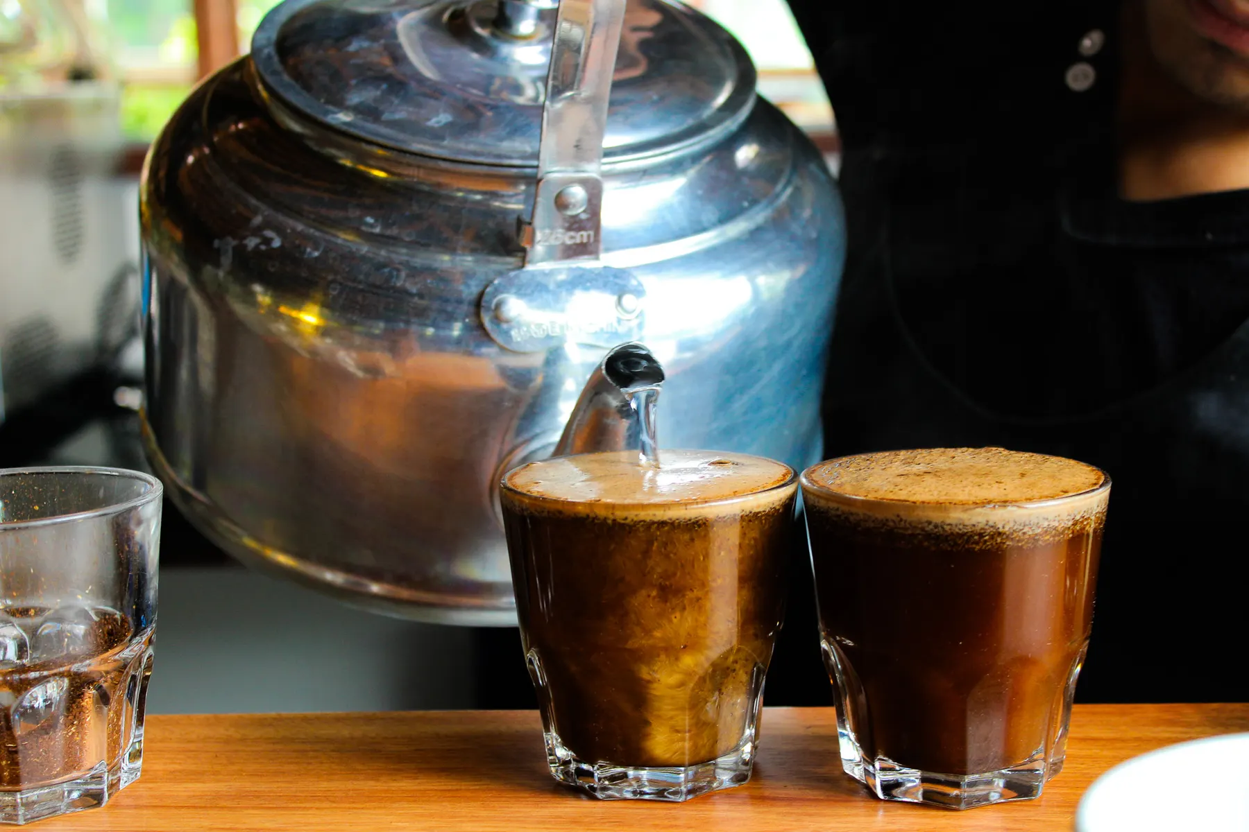 Vasos de catación con la costra de café formada, antes de romperla